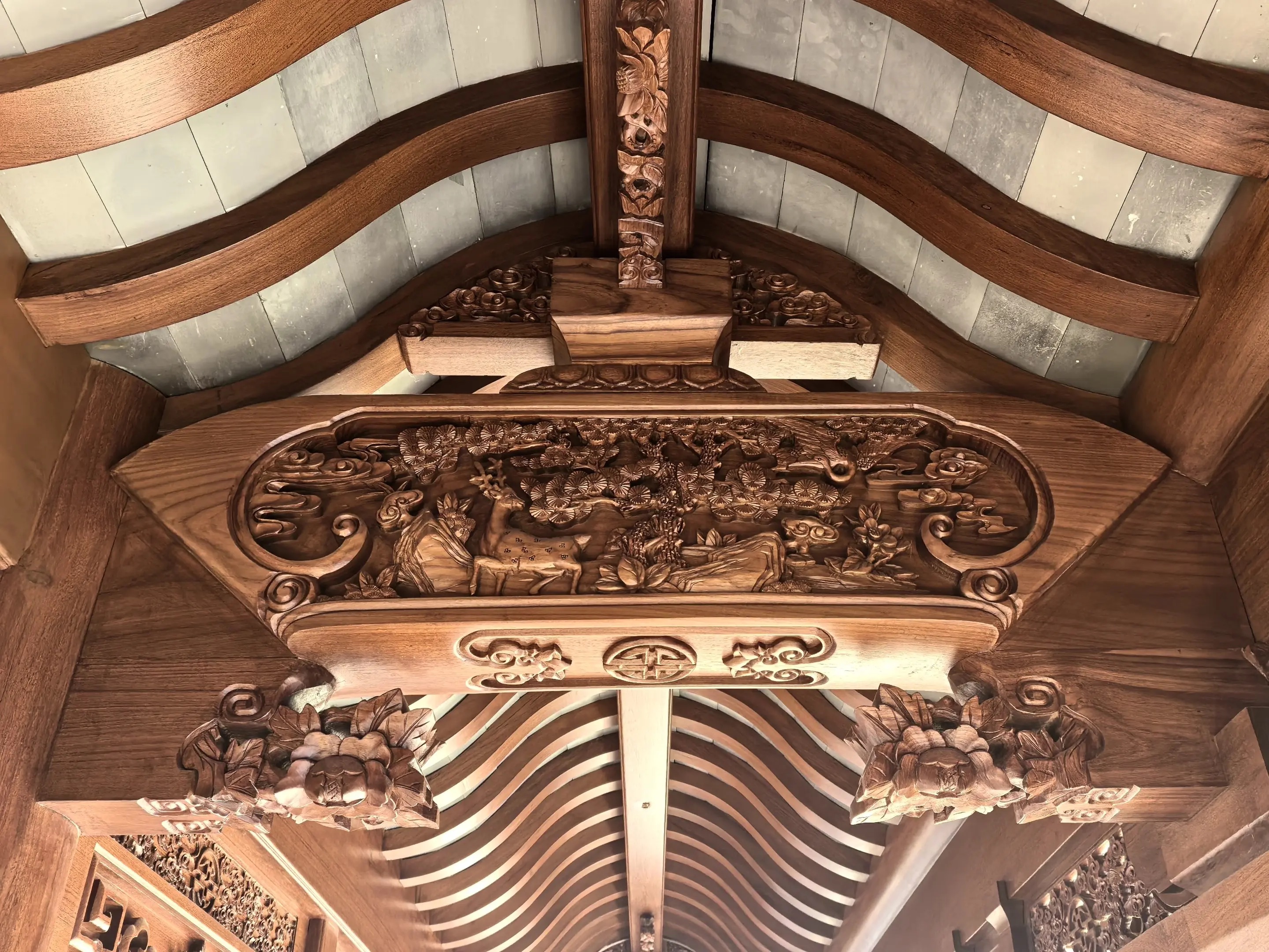 古典建筑施工现场,工人正在精细雕刻木构件,展现传统建筑工艺细节