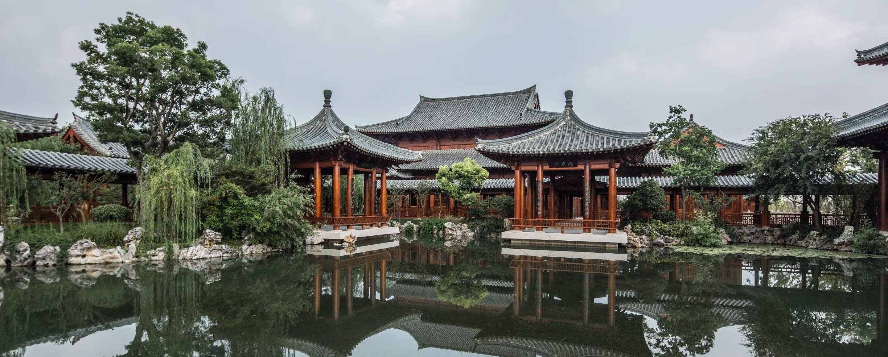 公司办公环境，现代化办公室与古典装饰元素相结合的室内场景