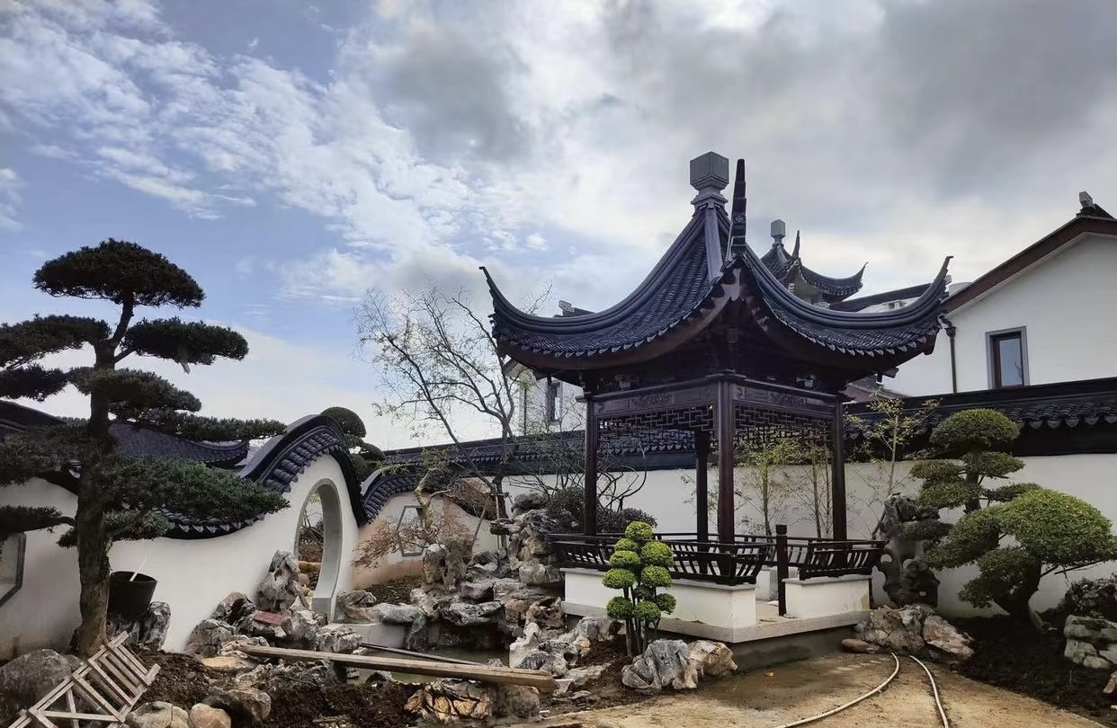 古典园林景观,亭台楼阁错落有致,绿植环绕的优美环境