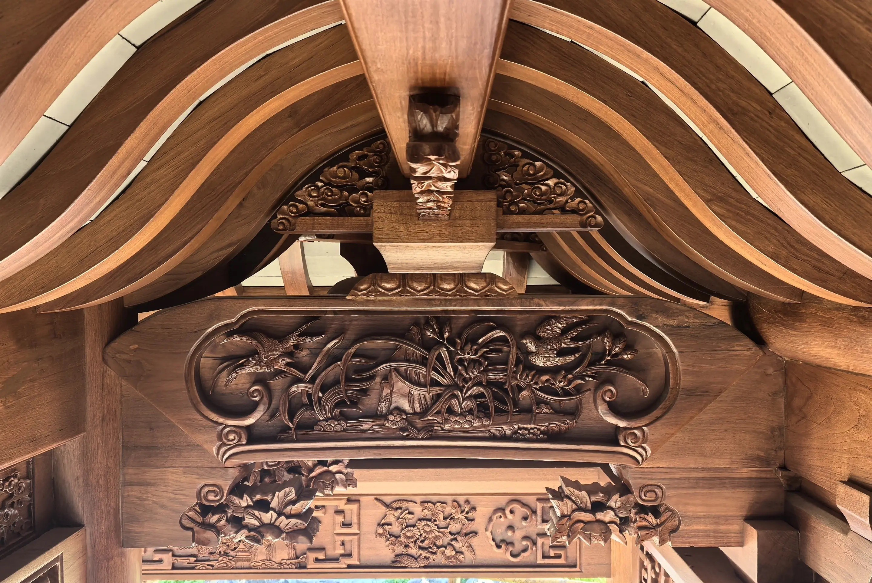 工匠正在精细雕刻木构件的工作场景,展现传统手工艺的精湛技艺